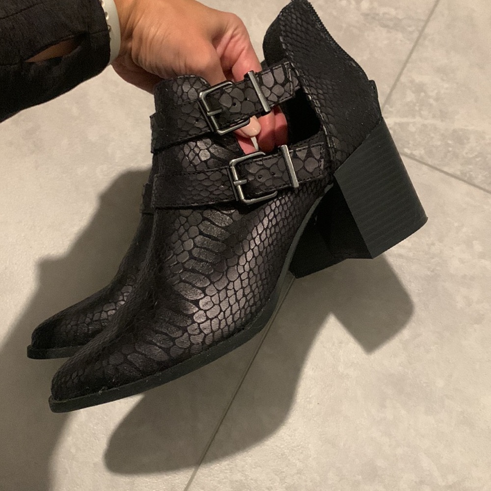 Express black booties 7.5